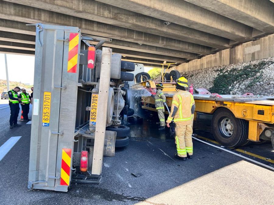 انقاذ عالق جراء حادث طرق بين شاحنتين بشارع 6